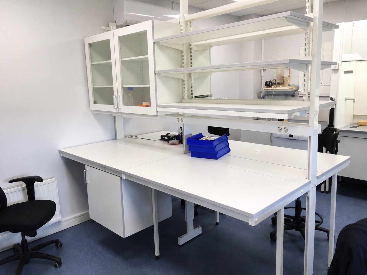 Laboratorieinredning — arbetsbank med hyllor