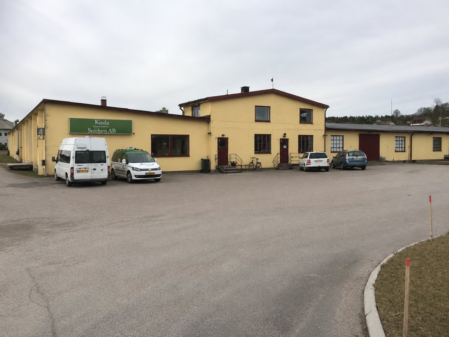 Kinda Snickeri AB — byggnad och fordon